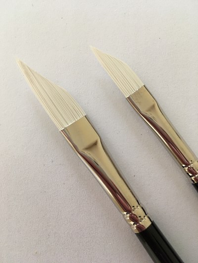 Angular dagger brush for oil paint